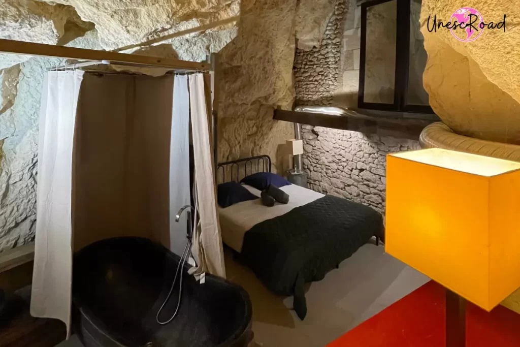 maison troglodyte lit